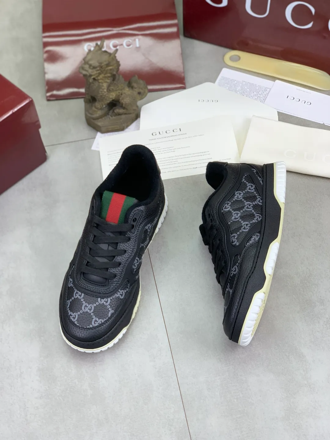 Men's men's shoes 💰P542 new Gucci Gucci couple 🧑‍🤝‍🧑 autumn and winter low-end catwalk casual sneakers, top version! Oil edge craftsmanship. New model for early spring, creating a perfect style, cool and sassy, ​​c-position fashionable wear, classic shoe style with retro and futuristic feel, showing exquisite texture! Open mold to customize high-density outsole. Comes fully packaged. Size: 35-45 Fabric: Imported calfskin punching Lining: Imported original towel lining